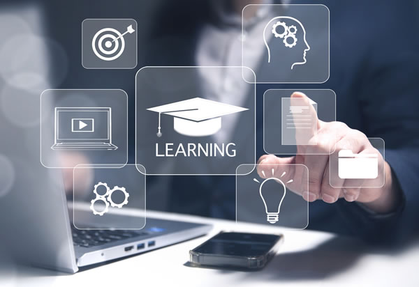 Foto con iconos de educación y elearning pulsados en el aire por un hombre de negocios